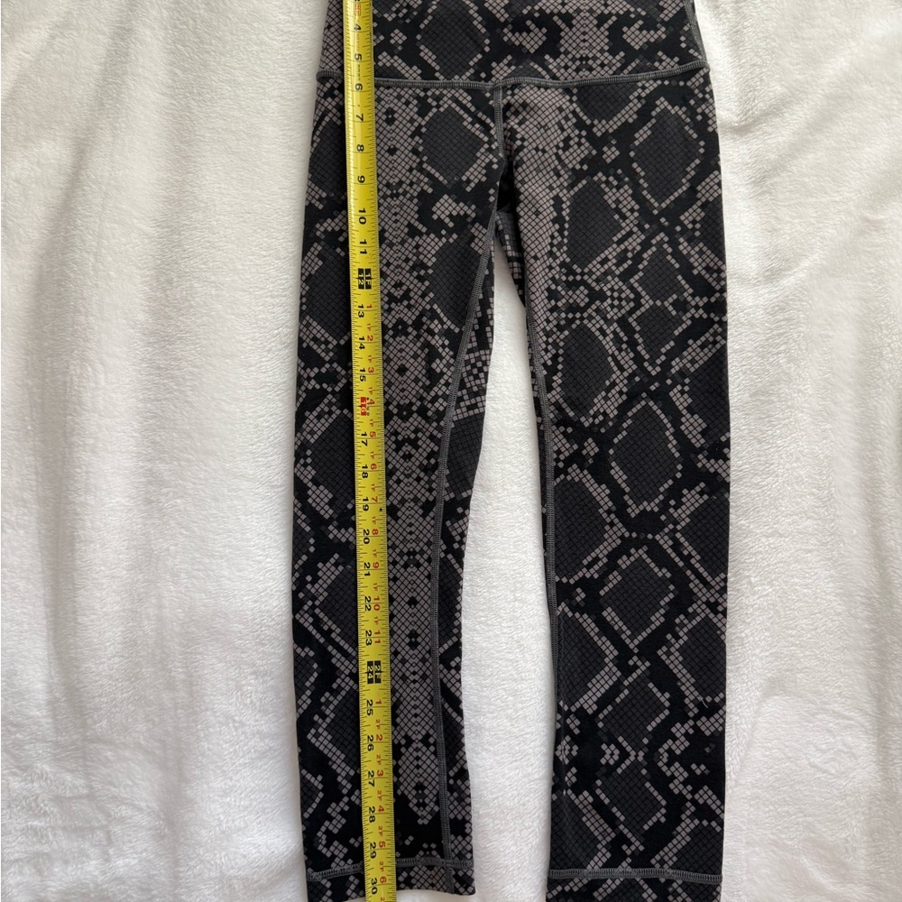 Lululemon Great Price! Black and Gray Graphic Leggings. Size 4 - Picture 5 of 8